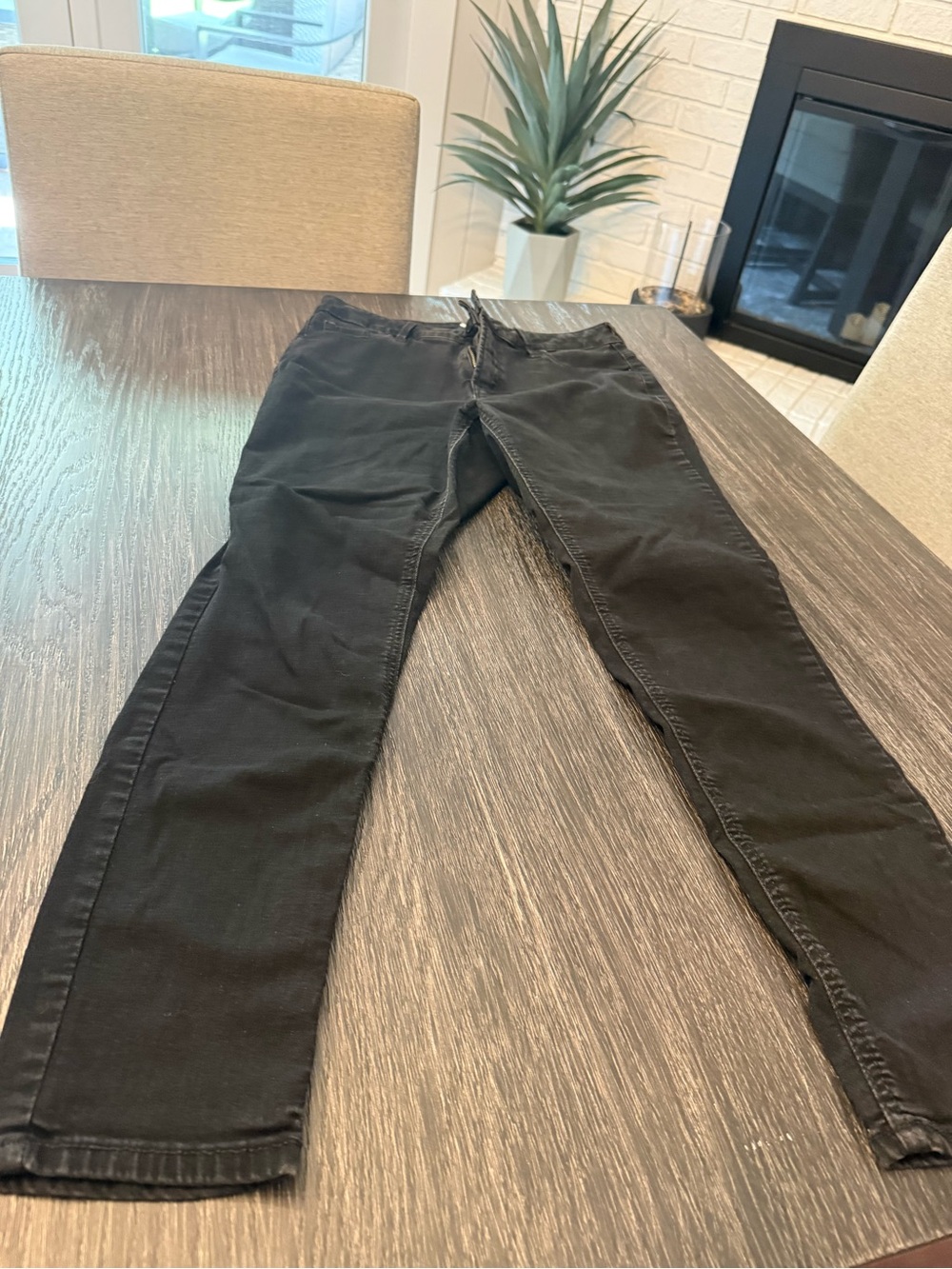 Old Navy Size 10 Short - Black Skinny Jeans - Sleek Slim Fit
